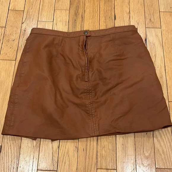 FREE PEOPLE Midnight Magic faux leather mini skirt in cognac. Size 10. - Picture 9 of 14